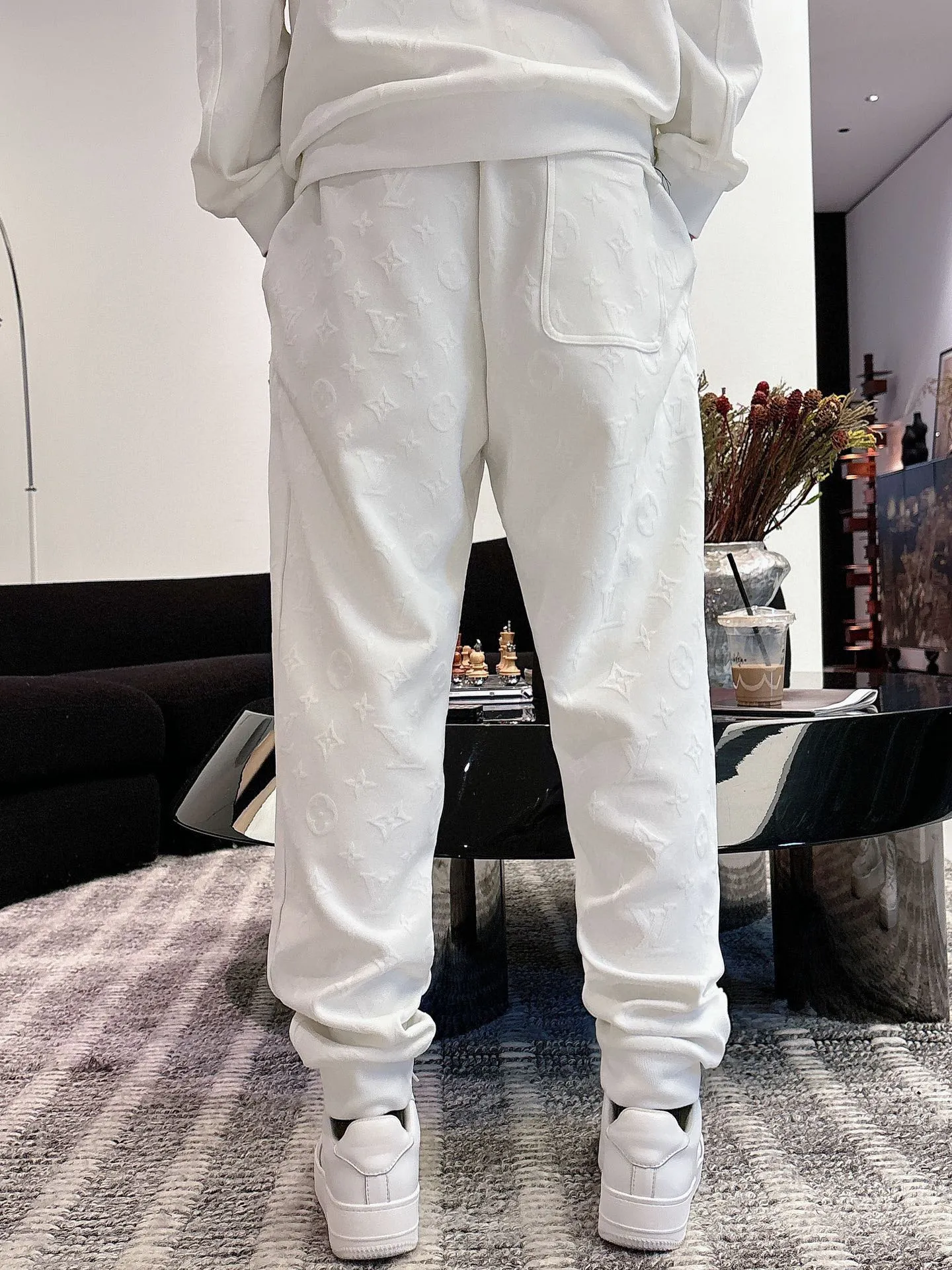 🅿️720 [LV Louis Vuitton] hot-selling suit is coming. Focus on the original version of the official website. 2025 new hot-selling cardigan and sweatshirt suit. The original order is the best. 🇭🇰The meticulous work of top designers. It has a fitting and perfect upper body effect. All-natural high-quality Tencel Roman cotton 100%, close-fitting comfort, noble and elegant! Original hardware embodies elegance and nobility! Counter size: M-3XL (maximum wear up to 190 pounds)
